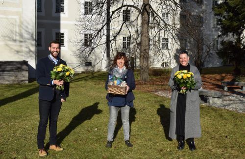 Volksschule St. Peter unter neuer Leitung: Bürgermeister Simon Tschann, Monika Koch und Michaela Riedl bei der Übergabe. Stadt Bludenz