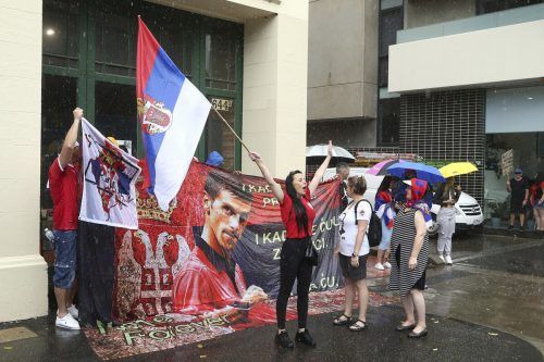 Vor dem Hotel von Novak Djokovic formierte sich ein kleiner Protest. AP