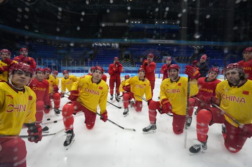 Vorbereitung auf das Olympiaturnier: Das Team hört auf Kunlun-Trainer Ivano Zanatta, einen ehemaligen italienischen Nationalteamspieler. ap
