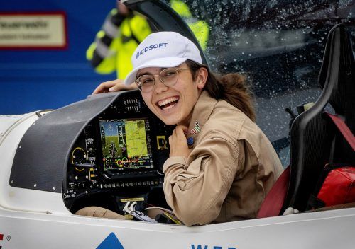 Zara Rutherford (19) ist auf einem Flughafen nahe Frankfurt gelandet. Mit der Weltumrundung will sie einen Guinness-Weltrekord brechen. AP