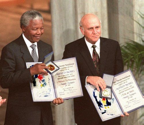 Zusammen mit Nelson Mandela erhielt Frederik de Klerk (r.) im Jahr 1993 den Friedensnobelpreis. AFP