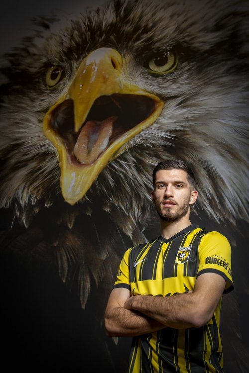 Adrian Grbic vor dem Wappentier von Vitesse Arnheim, einem Adler. gepa