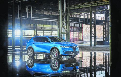 Alfa Romeo stellt dem Stelvio einen kleinen Bruder zur Seite. Der 4,53 Meter lange Tonale kommt Mitte des Jahres mit zwei Mildhybrid-Benzinern (130 und 160 PS) sowie einem 1,6-Liter-Diesel (130 PS) auf den Markt. Ende des Jahres ergänzt ein 275 PS starker Plug-in-Hybrid mit elektrischem Allradantrieb und einer E-Reichweite von 60 Kilometern das Angebot.