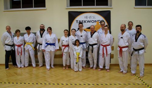 Alle 16 Teilnehmer haben die Gürtelprüfung in Taekwondo bestanden. Taekwondo Dojang Bludenz