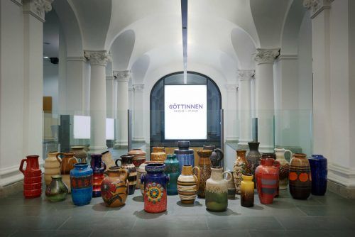 Als Empfangskomitee erwarten die Besucher knapp 30 einzigartige Bodenvasen. Ein genauer Blick lohnt sich dabei.  Taxispalais Kunsthalle Tirol
