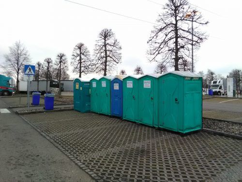Als Ersatz für die Sanitäranlagen wurden sieben mobile Toiletten aufgestellt. vida