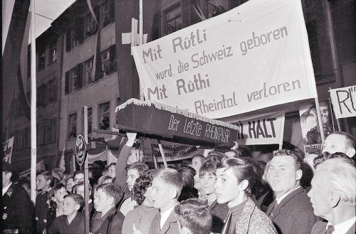 Am 11. September 1965 erlebte Vorarlberg innerhalb eines Jahres bereits die zweite Großdemonstration. „Dichtgedrängt, wie in Feldkirch noch nie gesehen, waren Marktgasse, die Lauben, rundum die Gaststätten, die Fensterplätze und die Zufahrtsstraßen mit Rüthi-Gegnern besetzt. Überlegte Schätzungen – offizielle liegen nicht vor – gehen auf 25.000 Leute.“ Oskar Spang, Vorarlberger Landesbibliothek