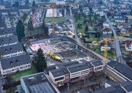 Der Bau des Campus Rotkreuz ist in vollem Gange, im Jänner erfolgten etwa Fundament- und Betonierungsarbeiten. Gemeinde