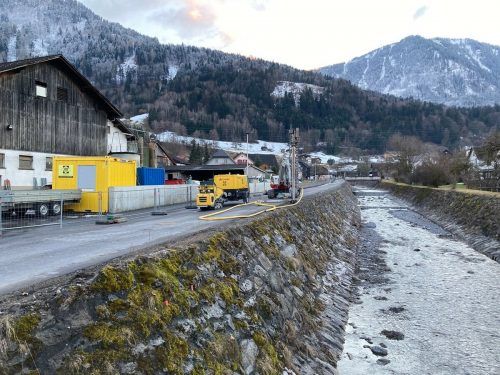 Am Kanal wird der Mengbach mit einem neuen Geländer sicherer gemacht.  em