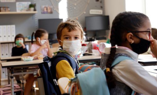 Viele Eltern wollten ihre Kinder auf Grund der Coronamaßnahmen nicht in die Schule schicken. Häuslicher Unterricht war angesagt. REUTERS