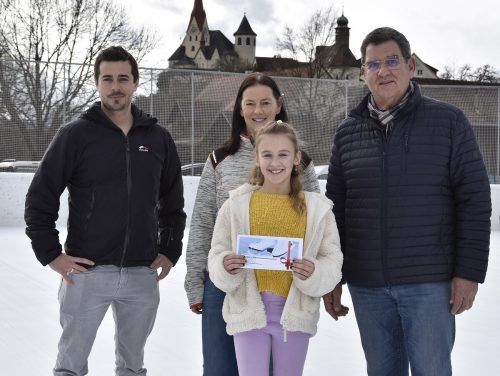 Andreas Wally (Marktgemeinde Rankweil), Silke Unterberger (Eislaufplatz Gastra), Helmut Jenny (Gemeinderat) mit Gewinnerin Kimberly Plagens. Marktgemeinde