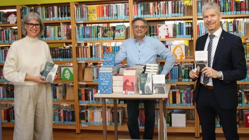 Angelika Kaufmann mit Gerald Fenkart und Thomas Schreiber anlässlich der Übergabe der Bücher in der Bibliothek des Gym-nasiums in Bludenz.  Sparkasse Bludenz