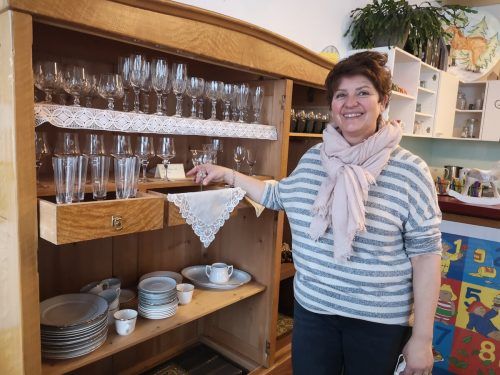 Angelika Olsen-Köb zeigt einige besondere Raritäten im Postlädele.