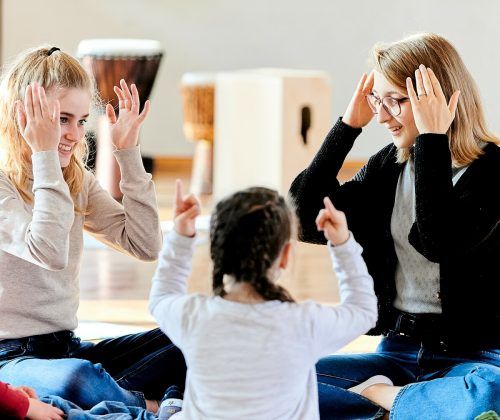 Anna Albrich und Sophia Oberhauser am Vorarlberger Landeskonservatorium beim Ausprobieren von Körperklängen mit Kindern.  martin