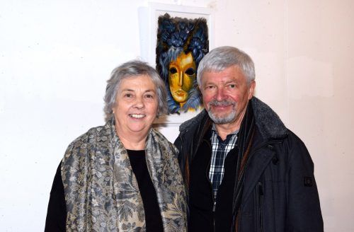 Anneliese und Wilhelm Schmutzhard vor dem Werk „Goldene Maske“. 