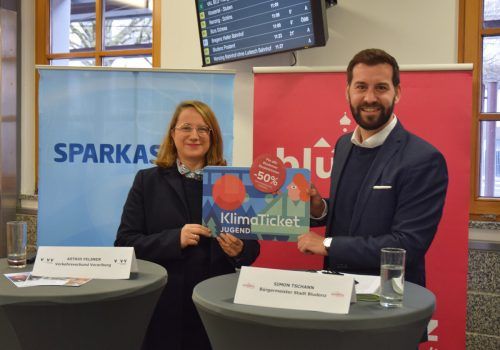 Astrid Felsner vom Verkehrsverbund Vorarlberg und Simon Tschann, Bürgermeister der Stadt Bludenz, präsentieren das Projekt „KlimaTicket Ö“ für Bludenzer Studierende zum halben Preis. Stadt Bludenz