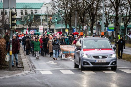 Auch am gestrigen Dienstag zogen wieder zahlreiche Demonstranten durch die Landeshauptstadt. vn/Steurer