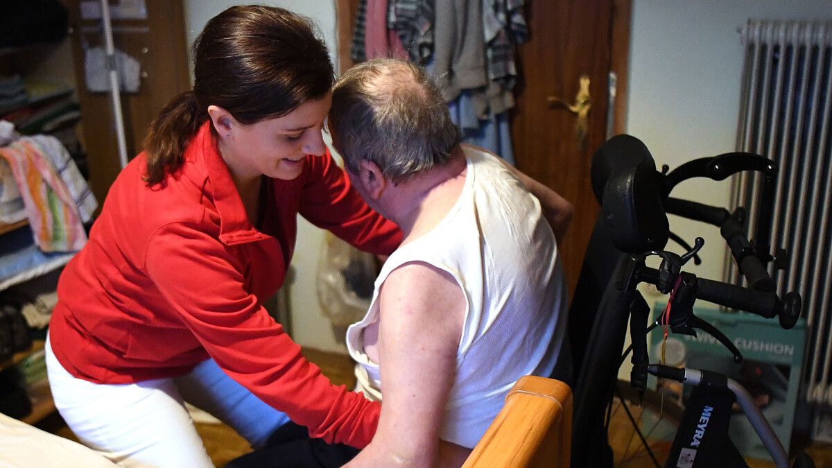 Von der Assistenz über die Fachbetreuung bis zum gehobenen Dienst: Alle Pflegeberufe werden nun als Schwerarbeit gewertet.⇒ APA