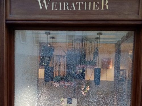 Außer dass sie die Auslagenscheibe beschädigt haben, erreichten die Einrecher beim Juwelenhändler Weirather in Hohenems nichts.  paul mathis/weirather
