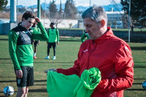 Austria-Coach Markus Mader verteilt Trikots fürs Testspiel. SCA