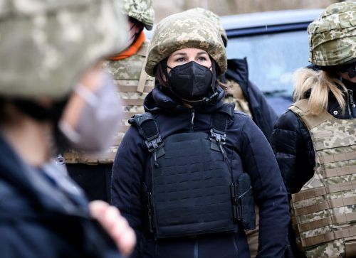 Baerbock in der Ostukraine. Reuters