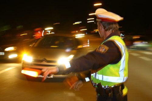 Der Autofahrer versuchte alles, um nicht kontrolliert zu werden.  Symbolbild