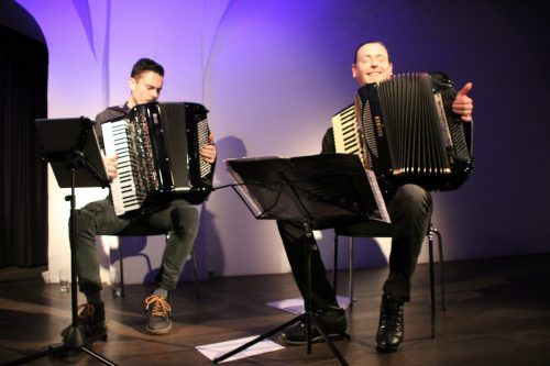Begeisterten im TaS: Goran Kovacevic und Raphael Brunner am Akkordeon ... HE