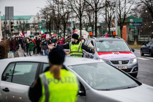 Bei der Corona-Demonstration am Dienstag in Bregenz kam es zu einem gefährlichen Zwischenfall.  vn/steurer