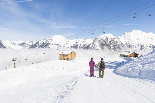 Beim Winterwandern auf präparierten Wegen gelangt man mittags zum Alpen-Chalet Partnom. Dort wartet das Mittagessen. Den Nachtisch kann man sich im Anschluss in der Seilbahn-Stuba abholen. Alex Kaiser