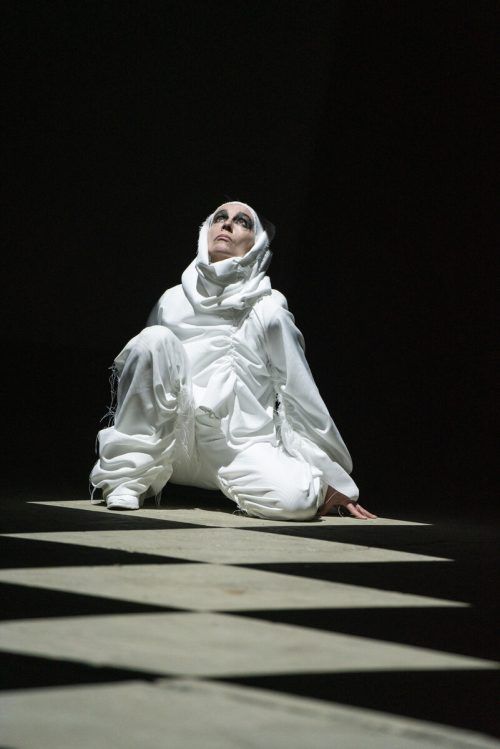 Bella Angora in „Quadratur des Kreises oder Orpheus geht“.  Sarah mistura