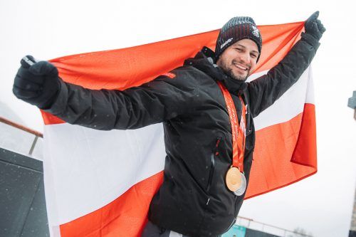 Besondere Ehre für Johannes Strolz: Der Warther wurde für die Schlussfeier der Olympischen Spiele in Peking als Fahnenträger der österreichischen Delegation auserkoren. Vater Hubert bedankte sich bei den Gratulanten. gepa, Strauss