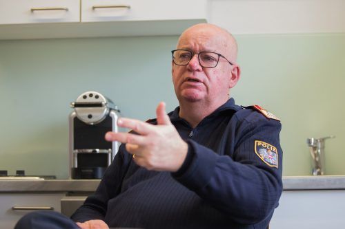 Bezirkspolizeikommandant Herbert Rosinger ist stets um einen menschlichen Zugang zu den Demonstranten bemüht.  VN/Steurer