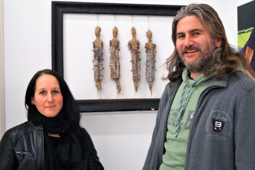 Bildhauerin Andrea Marie Bauer vor ihrem Kunstwerk und Alex Feuerstein.