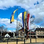 Am Schlossplatz in Hohenems weht die Ukraine-Flagge