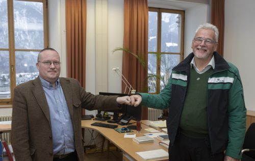 Bludenzer Bezirkshauptmann Harald Dreher (l.) nahm die Angelobung von Gerhard Lucian als neuer Bürgermeister von Lech vor.  VN/Paulitsch