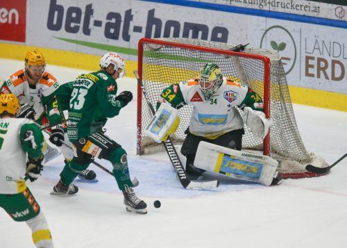 Bregenzerwald-Stürmer Adem Kandemir sieht sich im Derby einer EHC-Übermacht mit Stefan Hrdina, Max Wilfan und Erik Hanses gegenüber. HArtinger