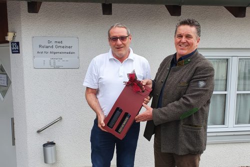 Bürgermeister Christian Natter bedankte sich bei Roland Gmeiner für sein langjähriges Engagement in der Wolfurter Gesundheitsversorgung. MG Wolfurt