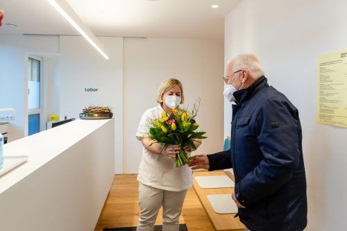 Bürgermeister Dietmar Summer konnte die neue Gemeindeärztin Dr. Verena Elsensohn in ihrer Praxis als auch den Krankenpflegeverein in der neuen Dorfmitte begrüßen. Gemeinde/Fritz