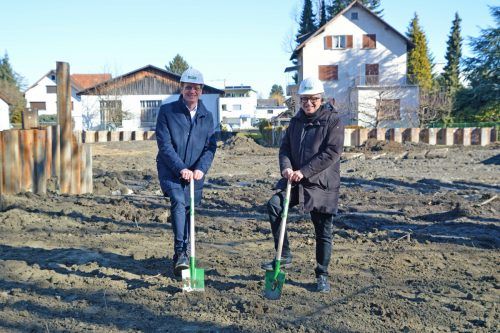 Bürgermeister Markus Giesinger und Architekt Wolfgang Ritsch beim Spatenstich. Egle