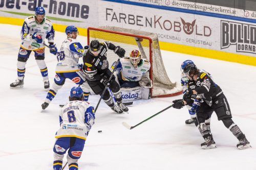 Bulldogs-Verteidiger Ari Gröndahl hat den offensiven Gang eingelegt, erzielt gegen Villach seinen zweiten Saisontreffer. sams