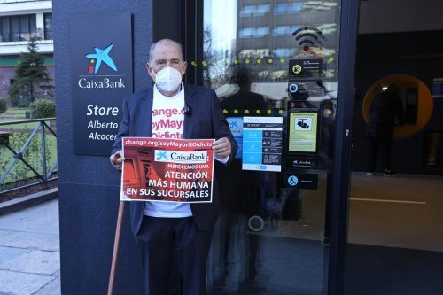 Carlos San Juan kämpft um persönliche Kontakte bei Bankgeschäften.  AP