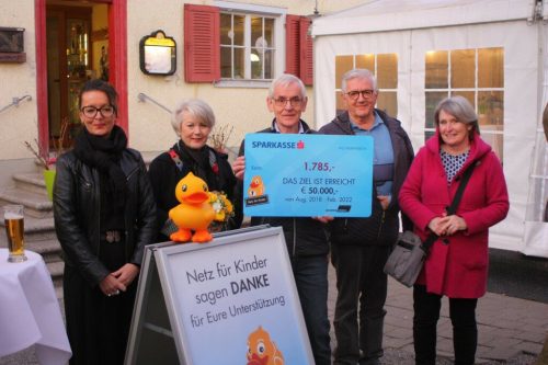 Conny Amann, Ilga Sausgruber, Franz Abbrederis und Ingrid Sonderegger nahmen den Spendenscheck von Quadro Ernst mit großem Dank entgegen. VN/TK