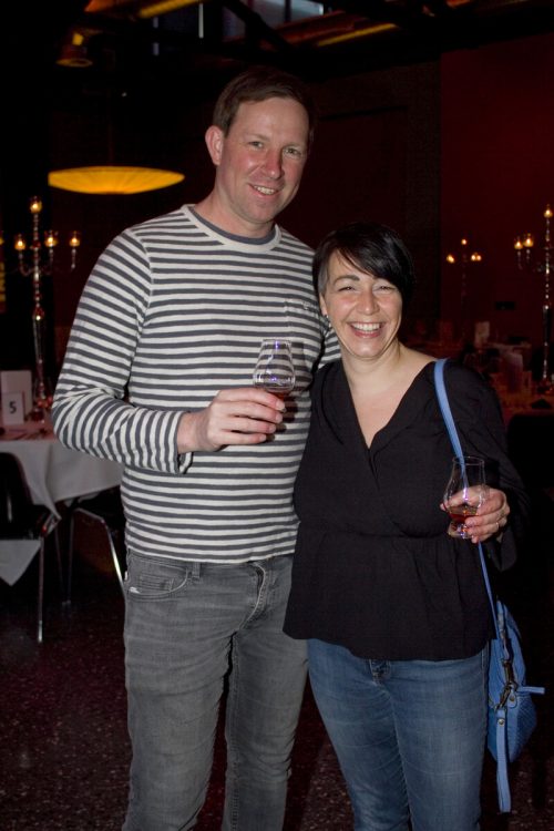 Corinna und Bernd Elsler mit Begrüßungs-Rum.