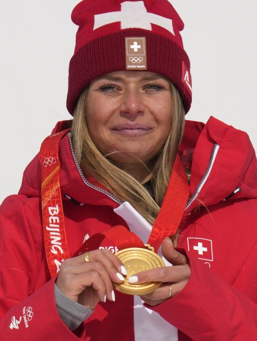 Corinne Suter ließ nach der Goldmedaille in der Abfahrt ihren Emotionen freien Lauf. ap