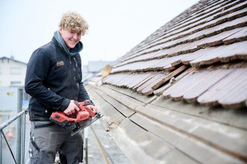 Dachdecker-Lehrling Angelo Held wollte immer Handwerker werden.  Marcel Hagen