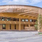 Baumeister Rhomberg klopft auf Holz von Sohm