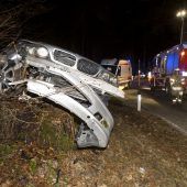 Pkw landet bei Alk-Unfall auf Baumstumpf