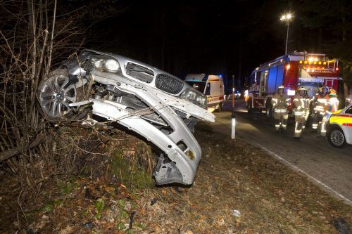 Das Auto hatte nach dem Unfall nur noch Schrottwert, sein 24-jähriger Lenker war in alkoholisiertem Zustand. VN/D. Mathis
