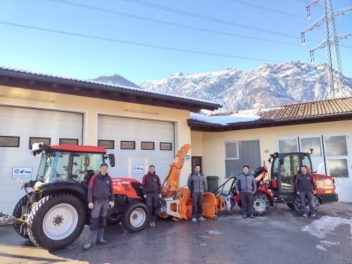 Das Bauhofteam freut sich über die zwei Neuzugänge im Fuhrpark: den Kommunaltraktor „Kubota M5101“ (l.) und den Hoflader „Schäffer 3650“ (r.). sto