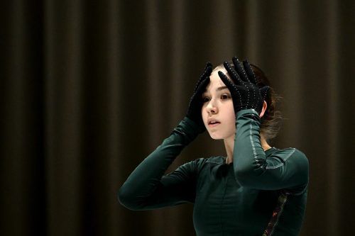 Das Eiskunstlauf-Drama rund um das 15-jährige Wunderkind Kamila Walijewa nimmt langsam, aber doch Fahrt auf. apa